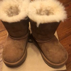 Toddler Ugg’s Bailey Bow size 6